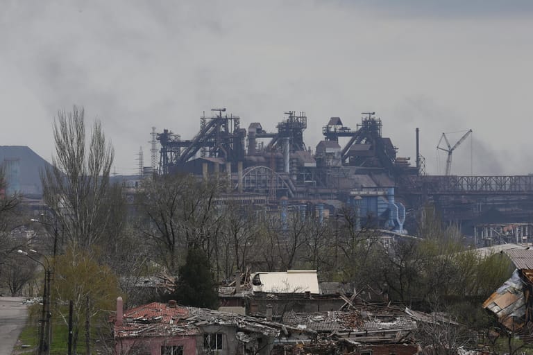 24. April: Die russischen Streitkräfte haben ihre Raketenangriffe gegen die Ukraine nach eigenen Angaben auch zum orthodoxen Osterfest fortgesetzt. Die ukrainische Führung bietet Moskau Gespräche an, um über die Lage der im Stahlwerk Azovstal eingeschlossenen Soldaten und Zivilisten zu verhandeln.