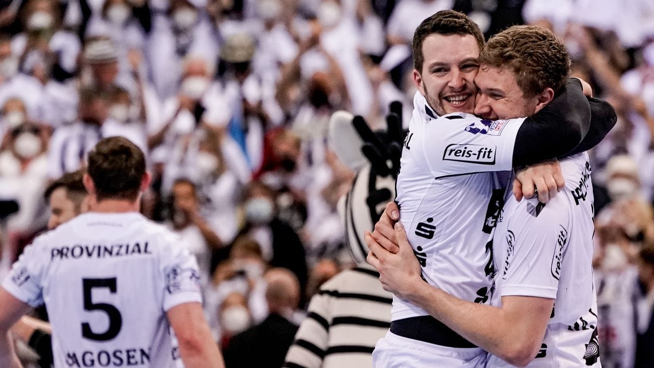 Magnus Landin (r) und Miha Zarabec feiern den Pokal-Sieg des THW Kiel. Magnus Landin (r) und Miha Zarabec feiern den Pokal-Sieg des THW Kiel.