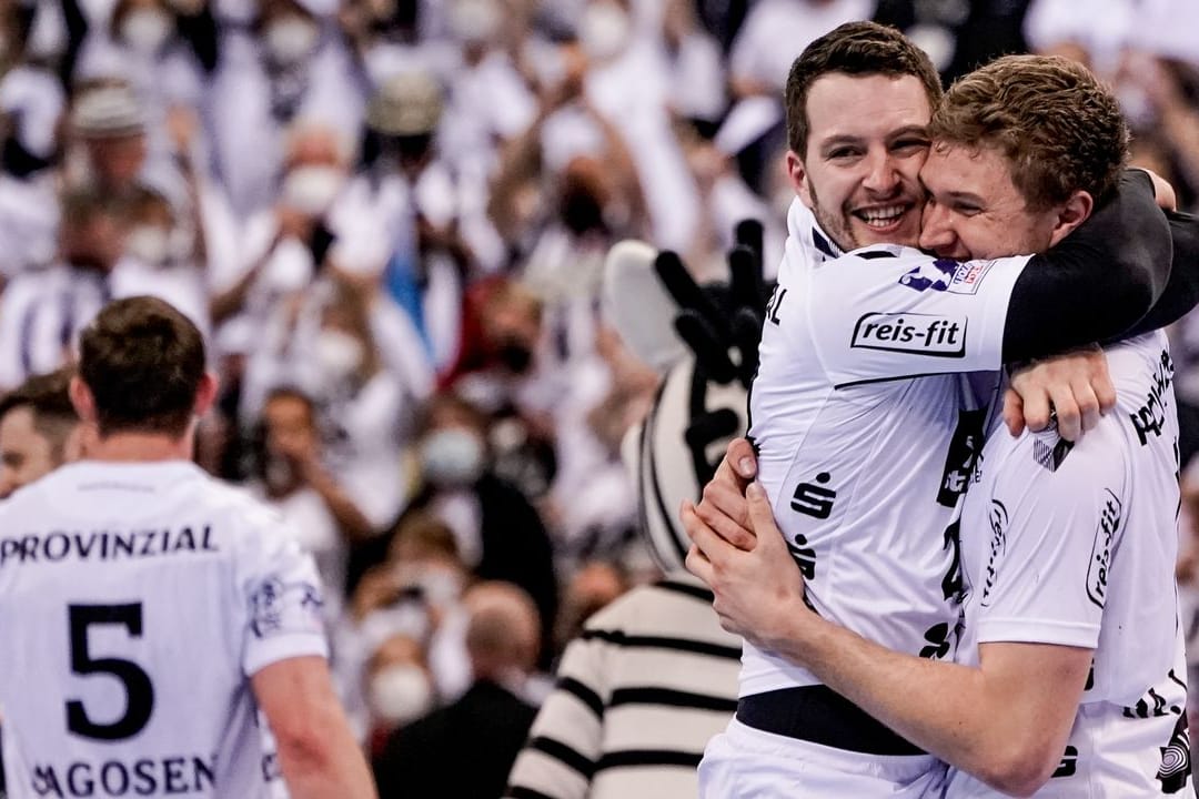 Magnus Landin (r) und Miha Zarabec feiern den Pokal-Sieg des THW Kiel.