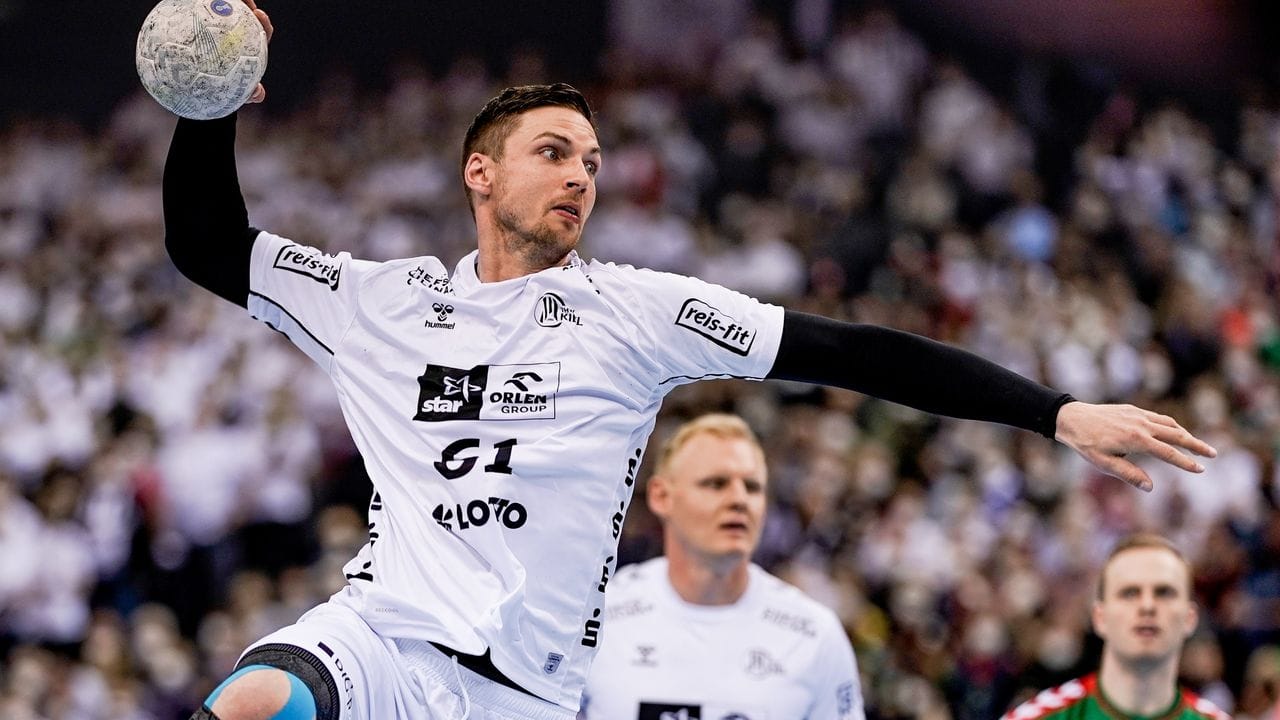 Hendrik Pekeler vom THW Kiel setzt sich am Wurfkreis durch. Hendrik Pekeler vom THW Kiel setzt sich am Wurfkreis durch.