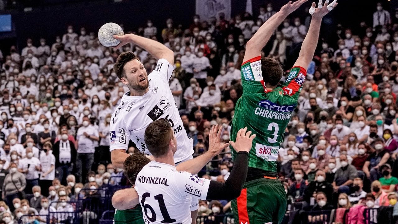 Magdeburgs Piotr Chrapkowski (r) versucht gegen den Wurf vom Kieler Harald Reinking zu verteidigen. Magdeburgs Piotr Chrapkowski (r) versucht gegen den Wurf vom Kieler Harald Reinking zu verteidigen.