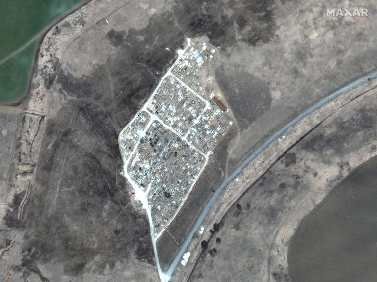 22. April: Satellitenbilder deuten auf weitere Massengräber nahe Mariupol hin. Bei den Angriffen auf die ukrainische Hafenstadt sind nach Einschätzung des Bürgermeisters, Wadym Bojtschenko, bereits mindestens 20.000 Menschen getötet worden.