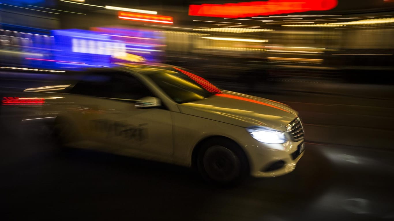 Ein Taxi bei Nacht (Symbolbild): Nach einem Streit schoss der Taxifahrer auf seine Fahrgäste.