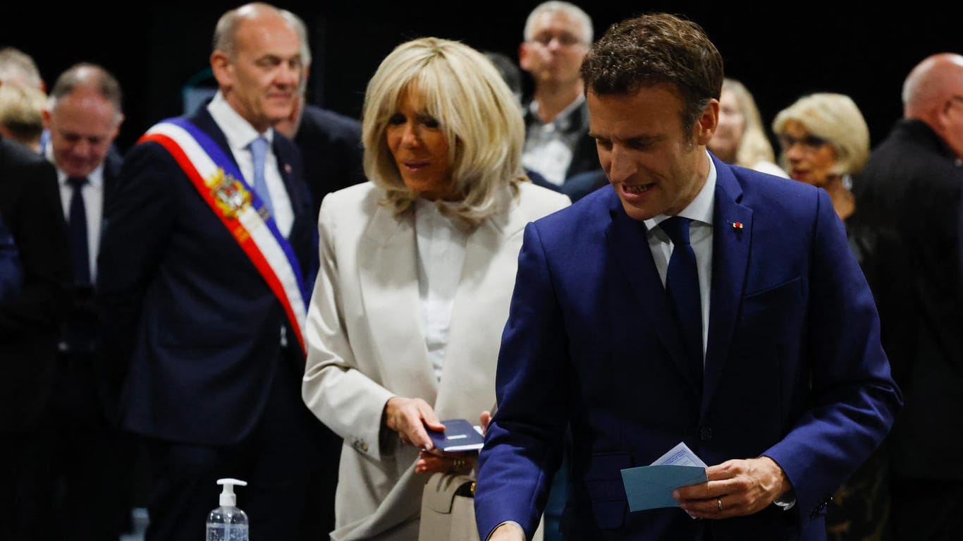 *Le Touquet-Paris-Plage: Emmanuel Macron nimmt sich gemeinsam mit seiner Frau Brigitte die Zettel zur Stimmabgabe.