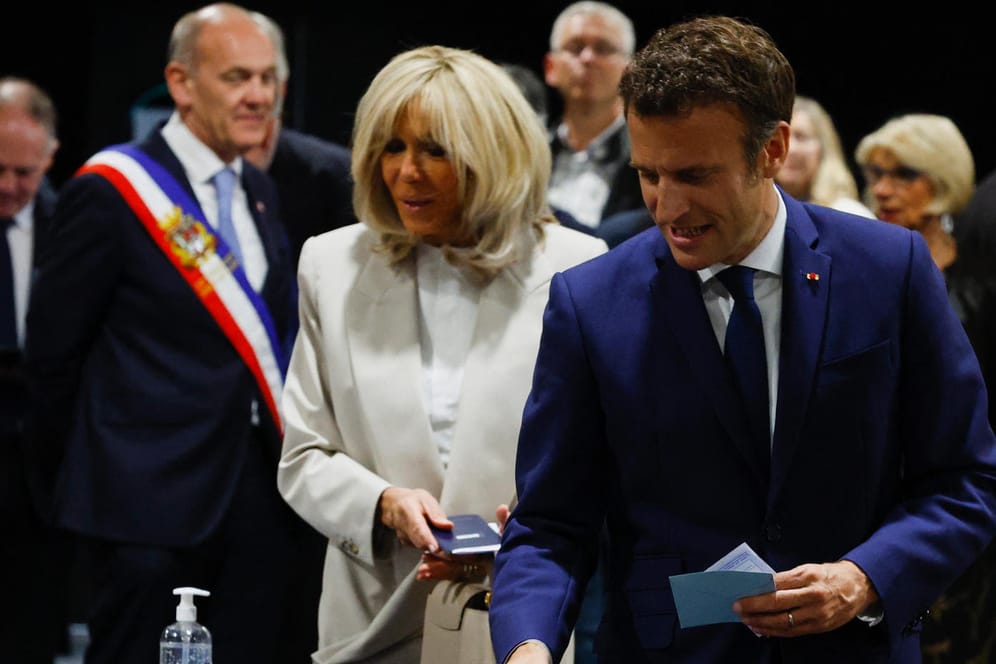 *Le Touquet-Paris-Plage: Emmanuel Macron nimmt sich gemeinsam mit seiner Frau Brigitte die Zettel zur Stimmabgabe.