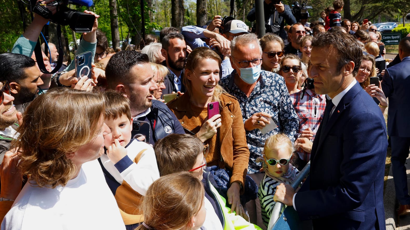 Macron spricht nach der Stimmabgabe mit seinen Unterstützern: In den Umfragen lag er zuletzt knapp vorn, doch der Ausgang ist noch immer ungewiss.