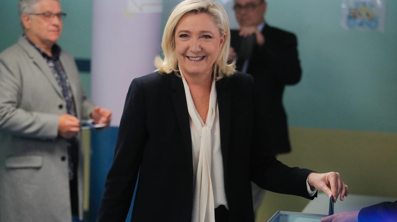 Marine Le Pen gibt ihre Stimme in Nordfrankreich ab: Die Kandidatin der rechten "Rassemblement National" hat sich darum bemüht, sich gemäßigt darzustellen.
