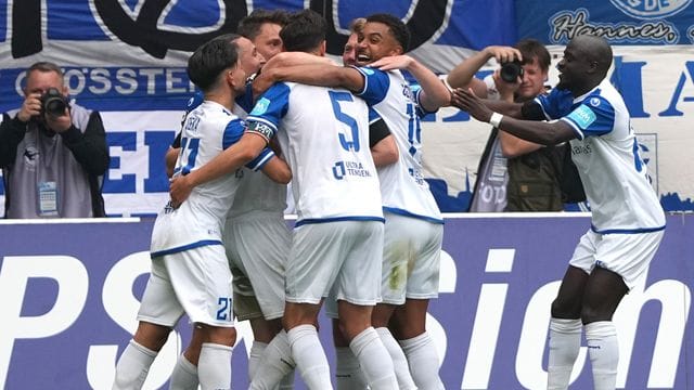 Spieler von Magdeburg feiern das zwischenzeitliche 2:0.