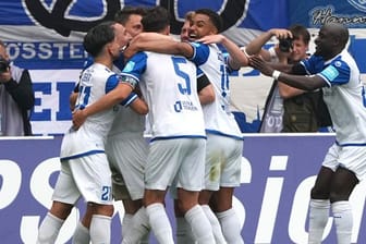 Spieler von Magdeburg feiern das zwischenzeitliche 2:0.