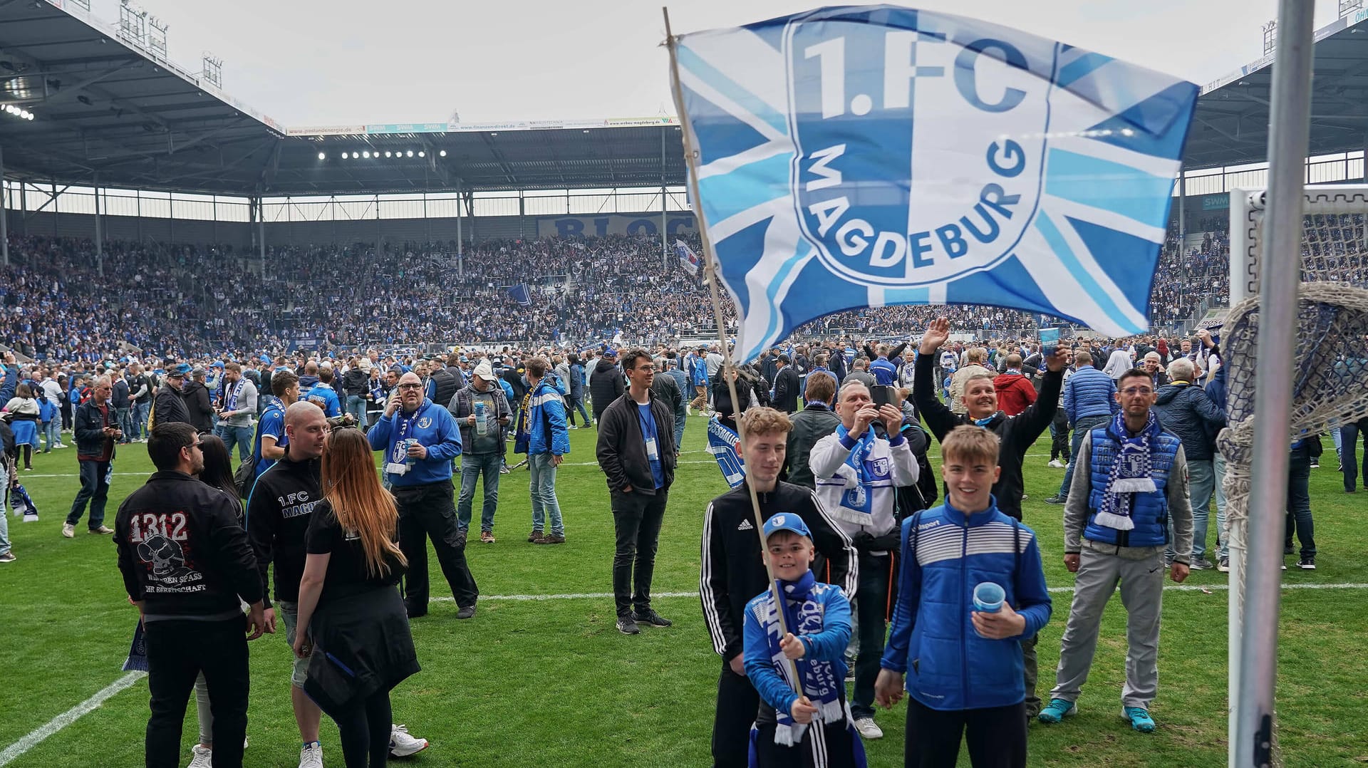 Junge Fans auf dem Rasen des Magdeburger Stadions: Nach dem gelungenen Aufstieg gab es den obligatorischen Platzsturm der Anhänger.