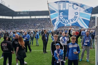 Junge Fans auf dem Rasen des Magdeburger Stadions: Nach dem gelungenen Aufstieg gab es den obligatorischen Platzsturm der Anhänger.