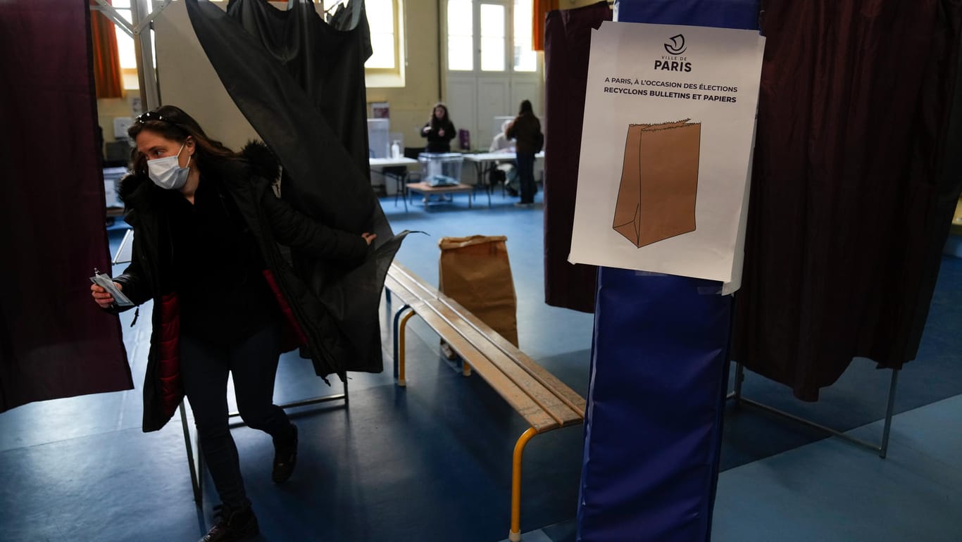 Eine Frau in Paris gibt in einem Wahllokal ihre Stimme ab: Um 17 Uhr liegt die Wahlbeteiligung rund zwei Prozentpunkte niedriger als 2017.