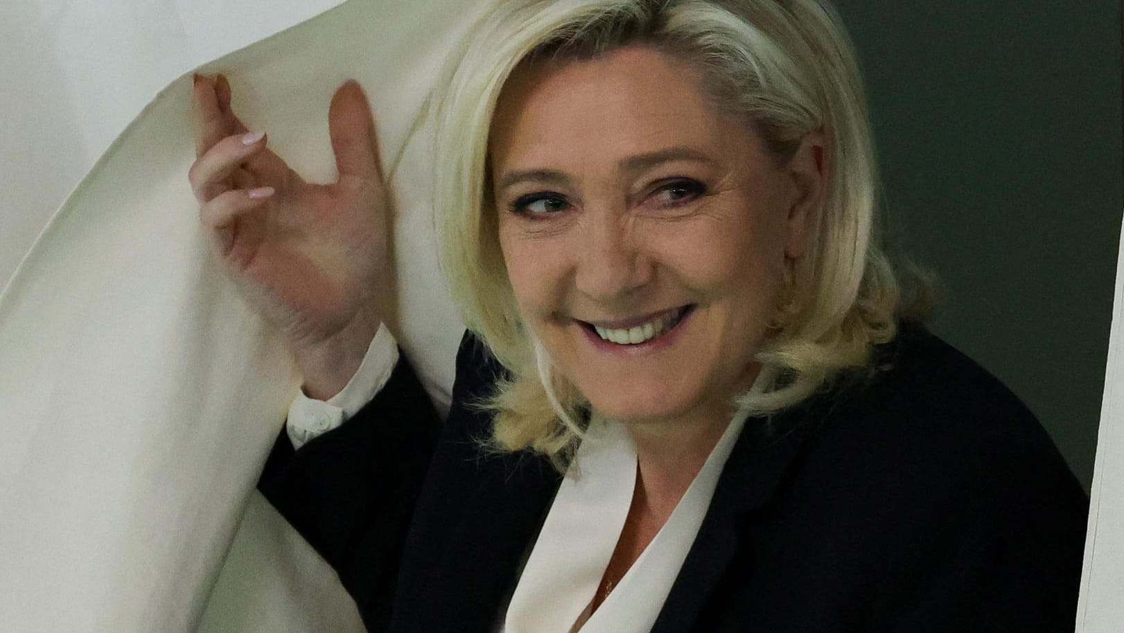 Marine Le Pen verlässt eine Wahlkabine.