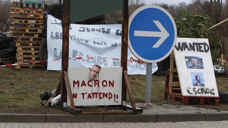 "Macron, wir warten auf dich" steht auf einer Guillotinen-Attrape, aufgestellt von Gelbwesten.