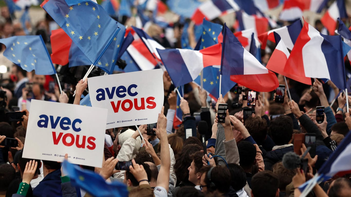 Anhänger Macrons jubeln in Paris nach den ersten Hochrechnungen.