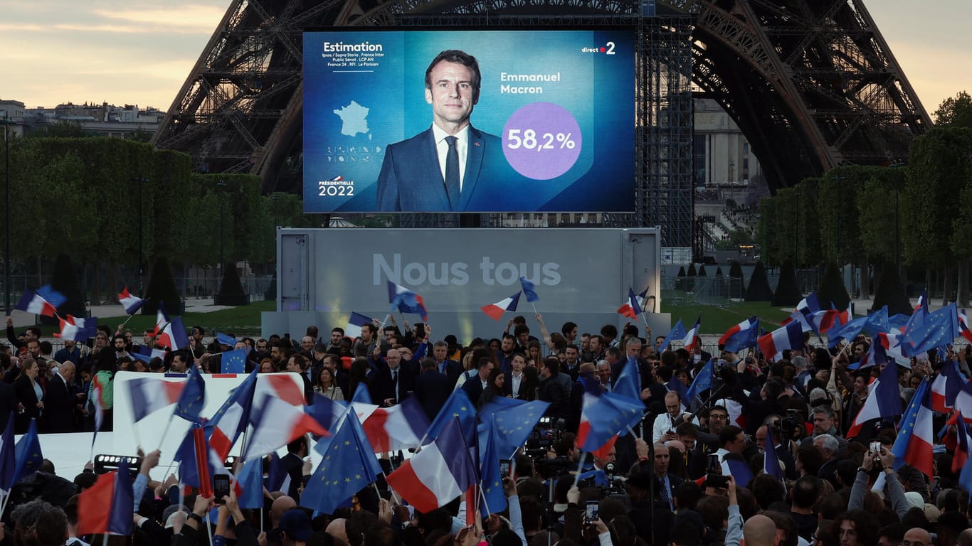 Die Hochrechnung wird vor Anhängern Macrons in Paris ausgestrahlt: "Sicher fällt gerade nicht nur mir ein Stein vom Herzen."