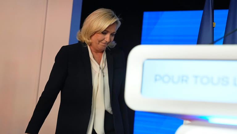 Sie hat verloren: Marine Le Pen kurz vor ihrer Rede, bei welcher sie ihre Niederlage bei der Stichwahl eingesteht.