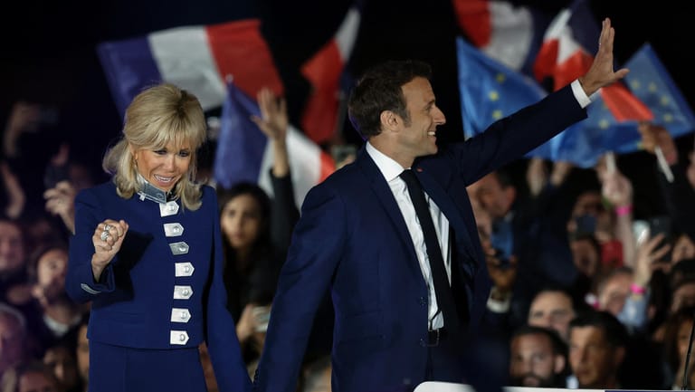 Emmanuel Macron kommt mit seiner Frau Brigitte bei der Wahlparty am Eiffelturm an.