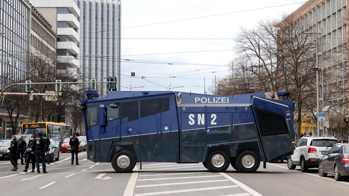 Ein Wasserwerfer der Polizei (Symbolbild): In Magdeburg gingen die Ordnungsbehörden mit einem solchen Gerät gegen Fußballfans vor.