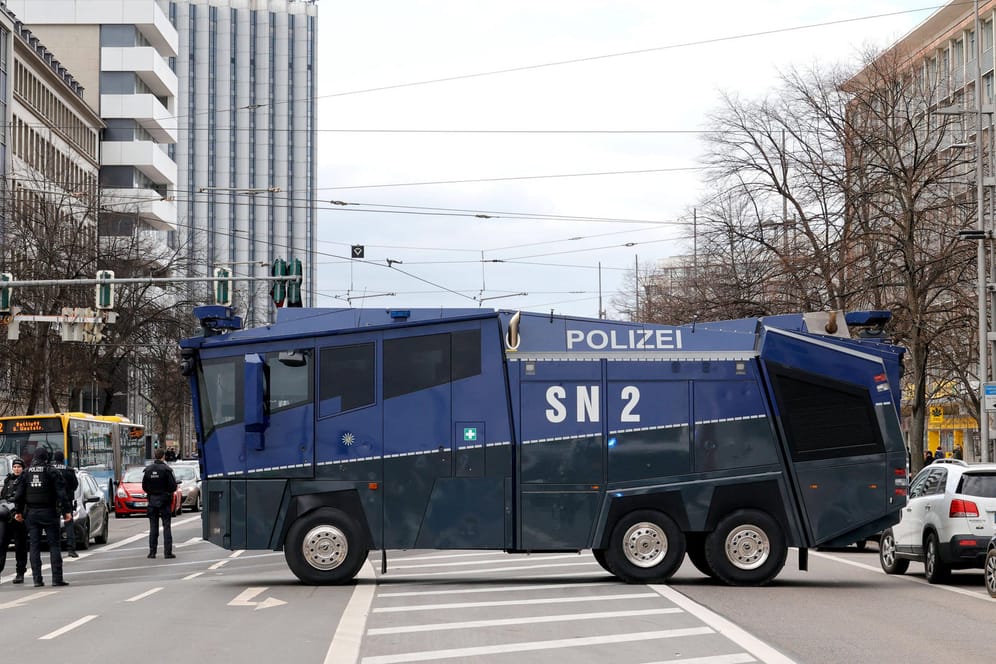 Ein Wasserwerfer der Polizei (Symbolbild): In Magdeburg gingen die Ordnungsbehörden mit einem solchen Gerät gegen Fußballfans vor.