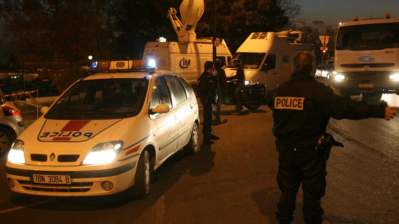Die Polizei sperrt eine Straße in Paris ab (Archivbild): in der französischen Hauptstadt sind am Abend Insassen eines Fahrzeugs erschossen worden.