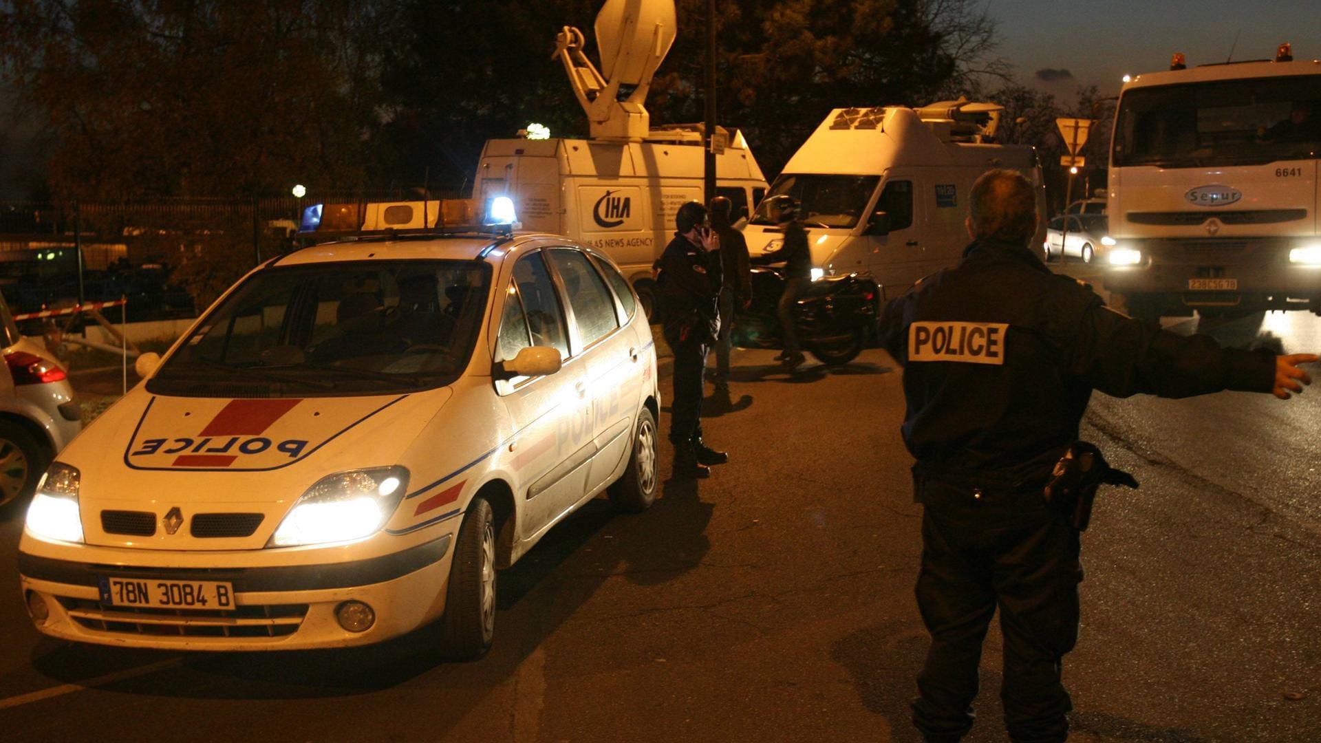 Die Polizei sperrt eine Straße in Paris ab (Archivbild): in der französischen Hauptstadt sind am Abend Insassen eines Fahrzeugs erschossen worden. Die Polizei sperrt eine Straße in Paris ab (Archivbild): in der französischen Hauptstadt sind am Abend Insassen eines Fahrzeugs erschossen worden.
