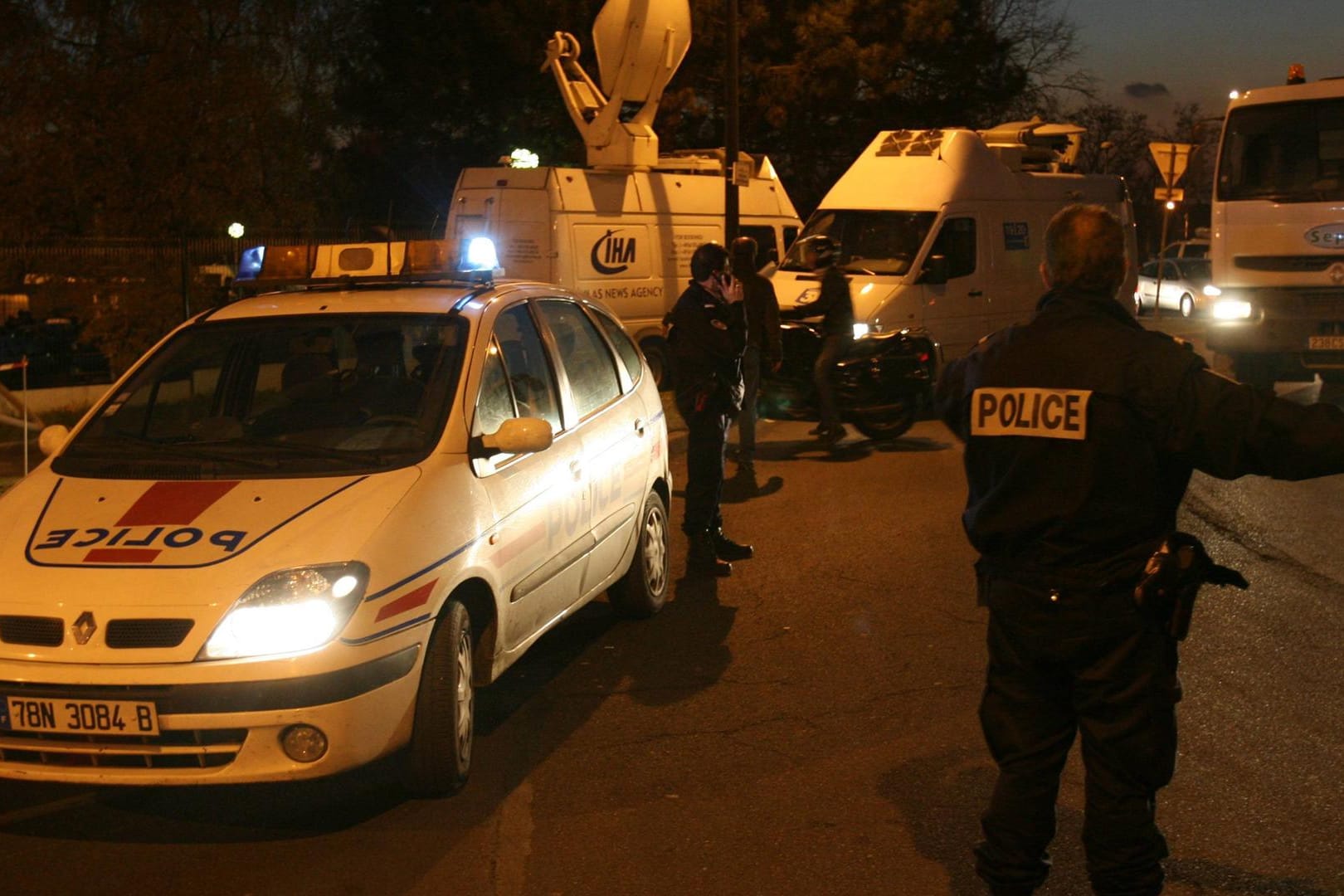 Die Polizei sperrt eine Straße in Paris ab (Archivbild): in der französischen Hauptstadt sind am Abend Insassen eines Fahrzeugs erschossen worden.