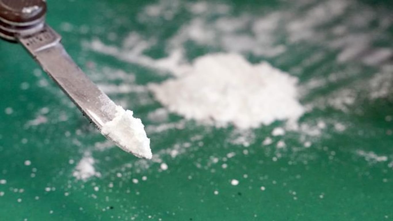 Ein Pressesprecher des Zolls präsentiert einen kleinen Teil des sichergestellten Kokains: Der Angeklagte muss mit einer mehrjährigen Haftstrafe rechnen.
