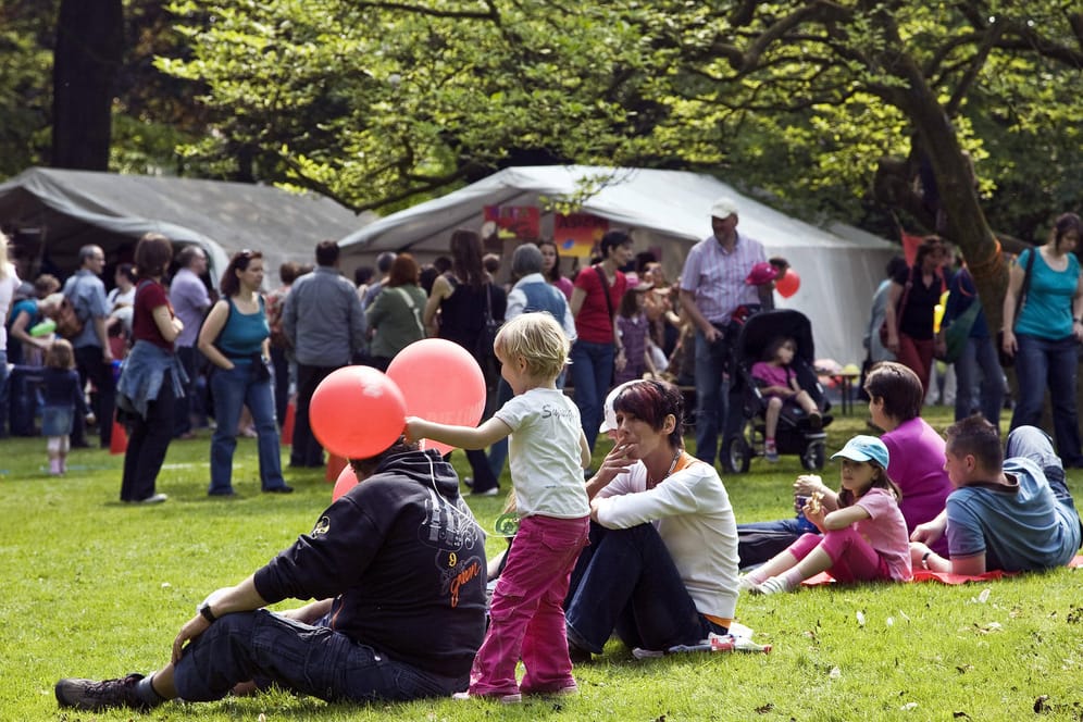 Zuschauer bei den Ruhrfestspielen, die am 1. Mai eröffnet werden (Archivbild): Politiker fordern, Feiertage nachzuholen, die auf einen Sonntag fallen.