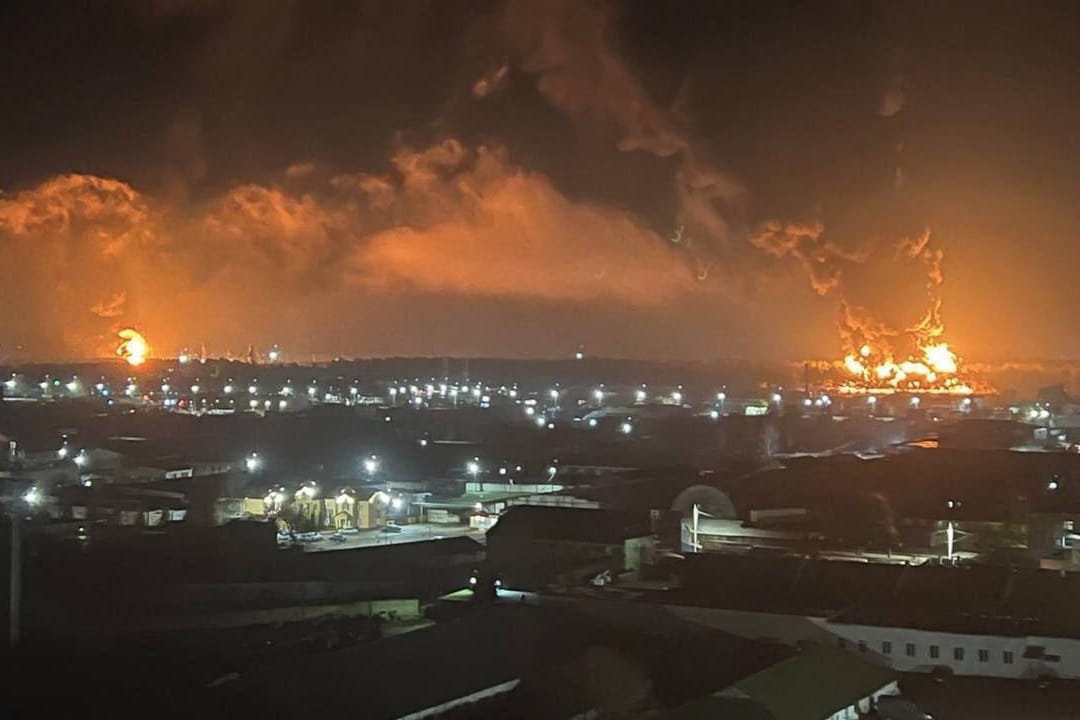 Feuer steigt über der Stadt Brjansk auf (Archivbild): Erneut soll es dort Drohnenangriffe gegeben haben.