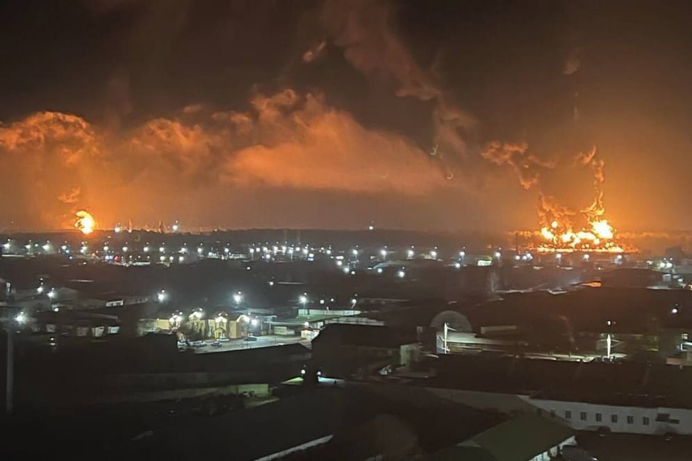 Feuer steigt über der Stadt Brjansk auf: Ein Foto auf Twitter zeigt die Explosionen.