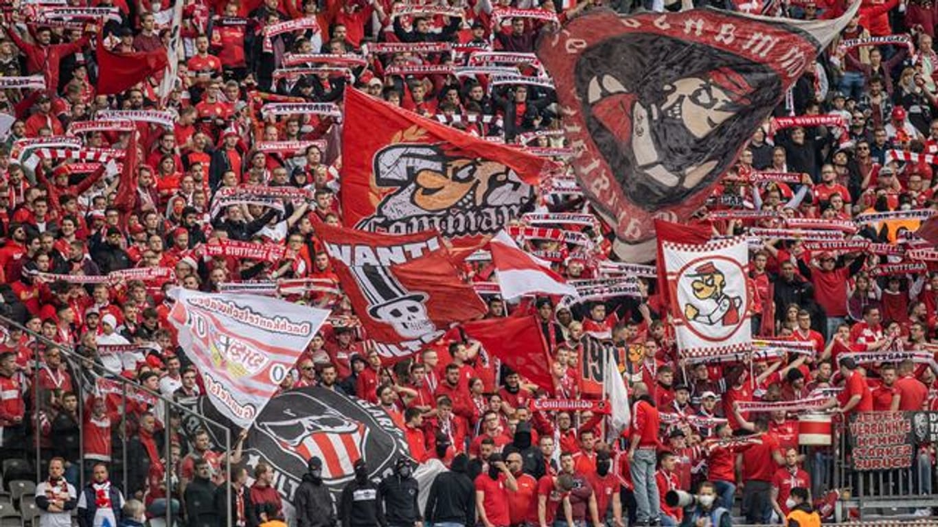 Fans von VfB Stuttgart feuern ihr Team aus dem Gästeblock des Olympiastadions an.