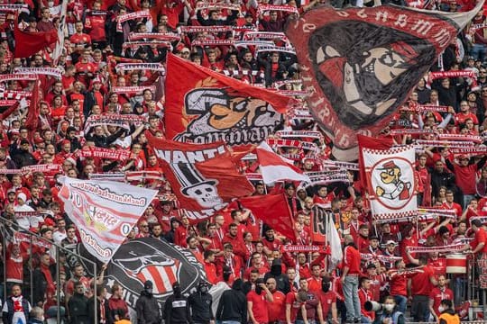 Fans von VfB Stuttgart feuern ihr Team aus dem Gästeblock des Olympiastadions an.