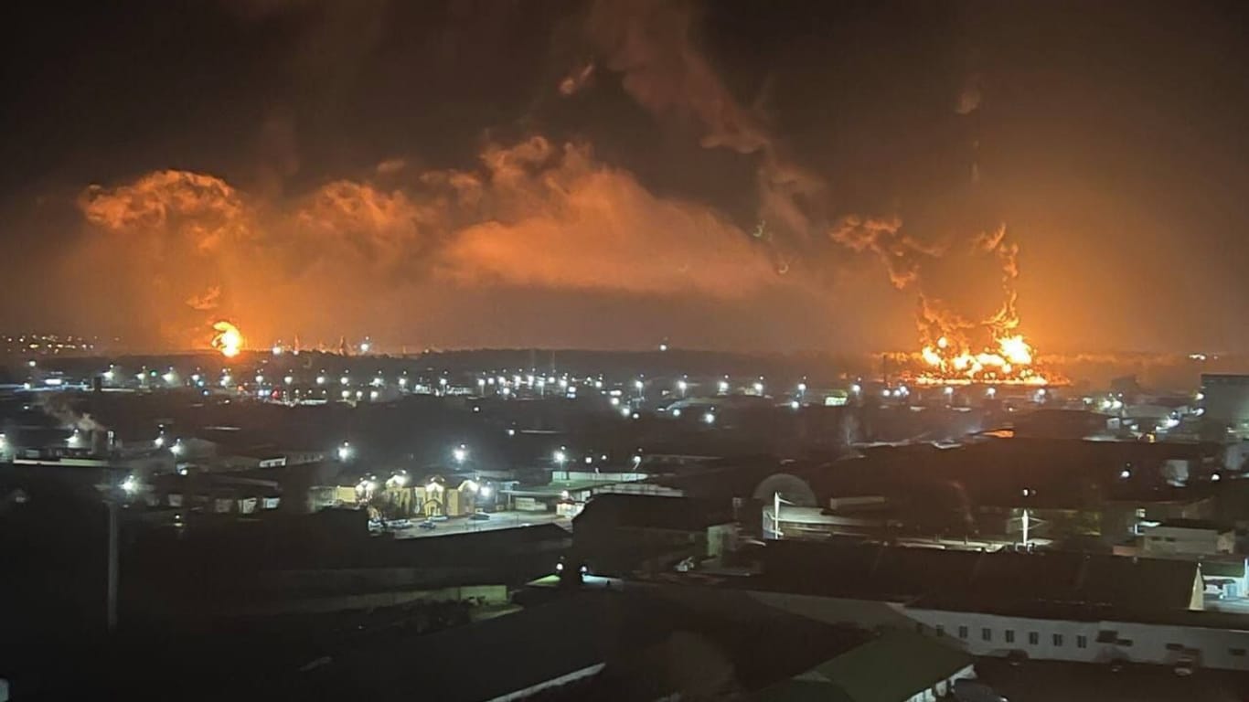Ein Foto auf Twitter zeigt zwei Brände in Brjansk: Russische Behörden sprachen von einem Feuer in einer Öldepot.