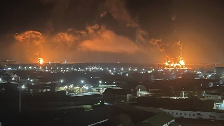 Ein Foto auf Twitter zeigt zwei Brände in Brjansk: Russische Behörden sprachen von einem Feuer in einer Öldepot.