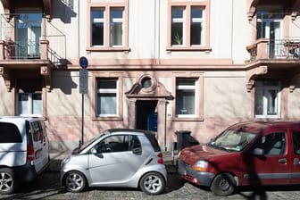 Autos stehen in einem Bereich, in dem zu einer bestimmten Zeit nur Anwohner parken dürfen (Archiv): Geht es nach der Deutschen Umwelthilfe, ist das Anwohnerparken in Stuttgart noch viel zu günstig.