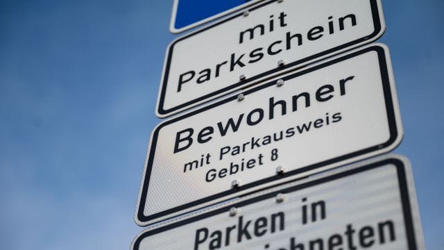 2020 hatten Bundestag und Bundesrat eine Obergrenze bei Anwohnerparkausweisen von 30,70 Euro pro Jahr gekippt.