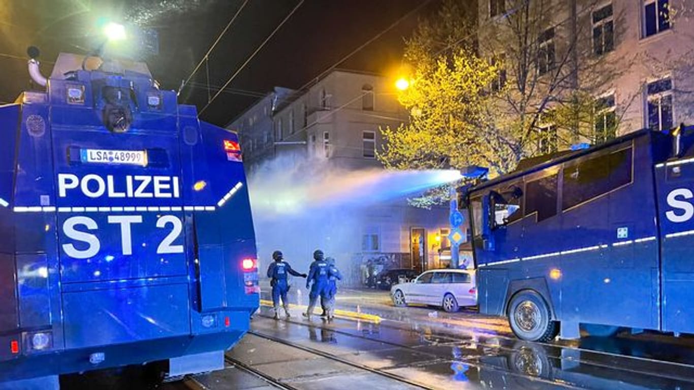 Polizei beendet Feier von Fans mit Wasserwerfereinsatz