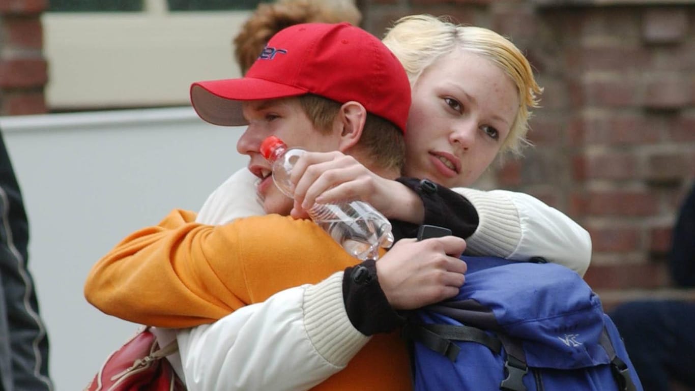 Schüler umarmen sich, nachdem sie vor dem Amokläufer in Sicherheit gebracht worden sind.