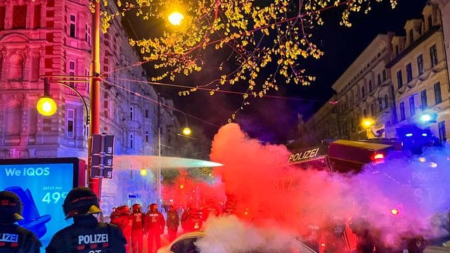 Mit einem Wasserwerfereinsatz geht die Polizei in Magdeburg gegen alkoholisierte Fußballfans vor, die mit viel Pyrotechnik den Zweitliga-Aufstieg des 1. Mit einem Wasserwerfereinsatz geht die Polizei in Magdeburg gegen alkoholisierte Fußballfans vor, die mit viel Pyrotechnik den Zweitliga-Aufstieg des 1.