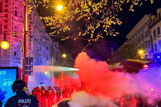 Mit einem Wasserwerfereinsatz geht die Polizei in Magdeburg gegen alkoholisierte Fußballfans vor, die mit viel Pyrotechnik den Zweitliga-Aufstieg des 1.