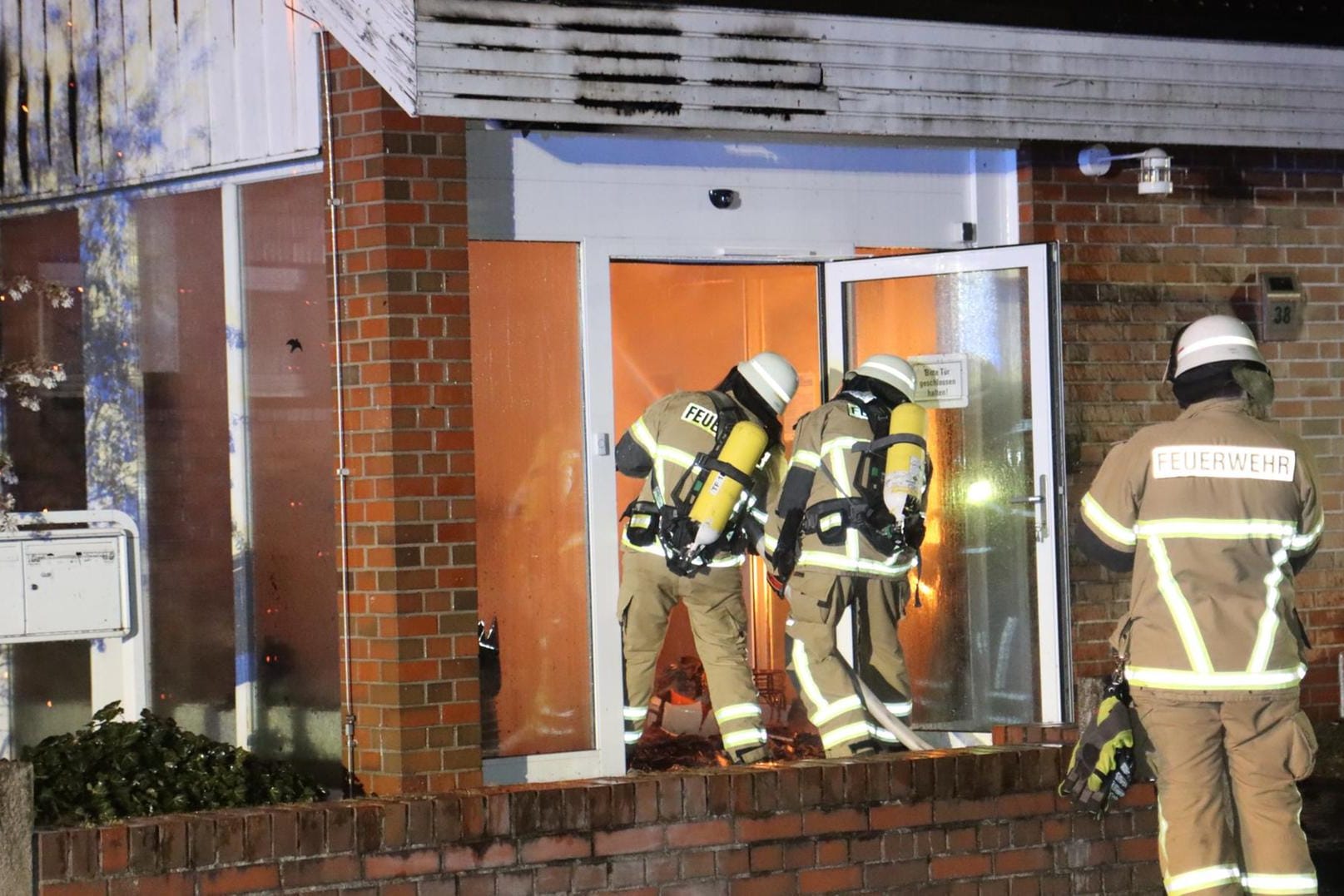 Feuerwehrleute beim Löschen der Flammen: Die Zimmer der Einrichtung sind unbewohnbar.