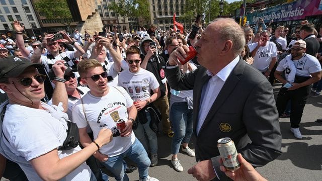 Peter Fischer (r), Präsident von Eintracht Frankfurt, beim Besuch der Eintracht-Fans in Barcelona.