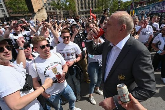 Peter Fischer (r), Präsident von Eintracht Frankfurt, beim Besuch der Eintracht-Fans in Barcelona.