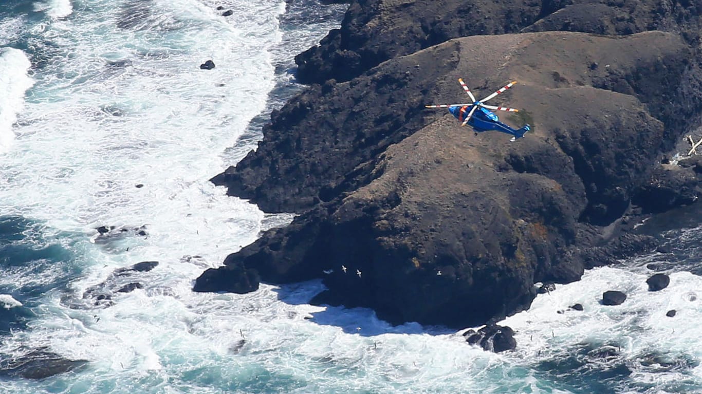 Ein Hubschrauber bei der Suchaktion an der Spitze der Shiretoko-Halbinsel: Am Sonntagabend wurde ein elftes Todesopfer des Bootsunglücks im Norden Japans geborgen.