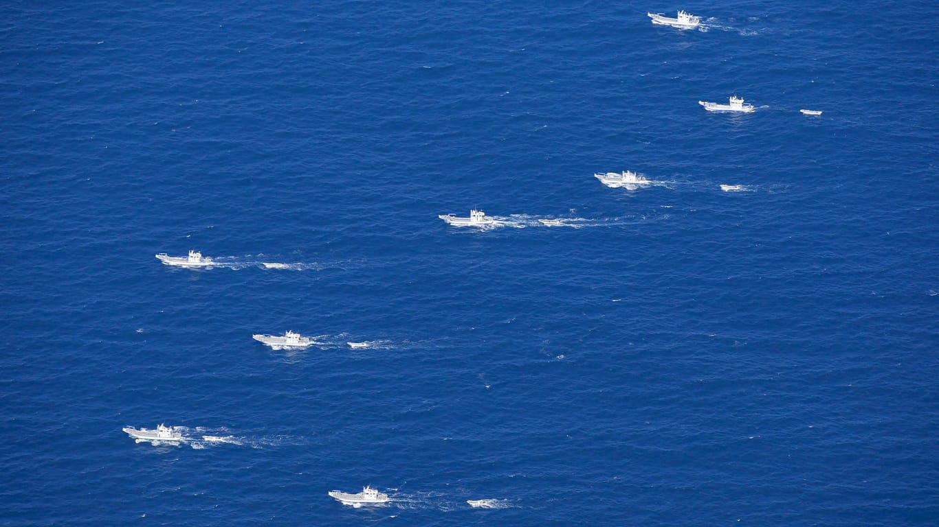 Eine Gruppe von Schiffen auf der Suche nach Überlebenden des Bootsunglücks vor der Shiretoko-Halbinsel: Die Hoffnung schwindet.