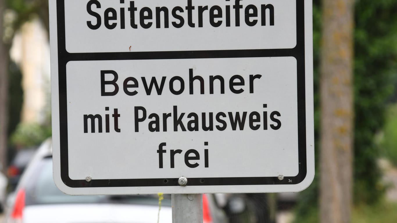 Verkehrsschild: Bewohner mit Parkausweis frei (Symbolbild): Mit 10,20 Euro im Jahr ist das Anwohnerparken in Berlin vergleichsweise günstig.