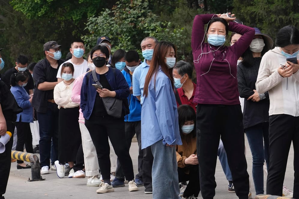 Anwohner bei einem Corona-Massentest im Pekinger-Stadtteil Chaoyang am Montag: China verfolgt eine Null-Covid-Strategie.