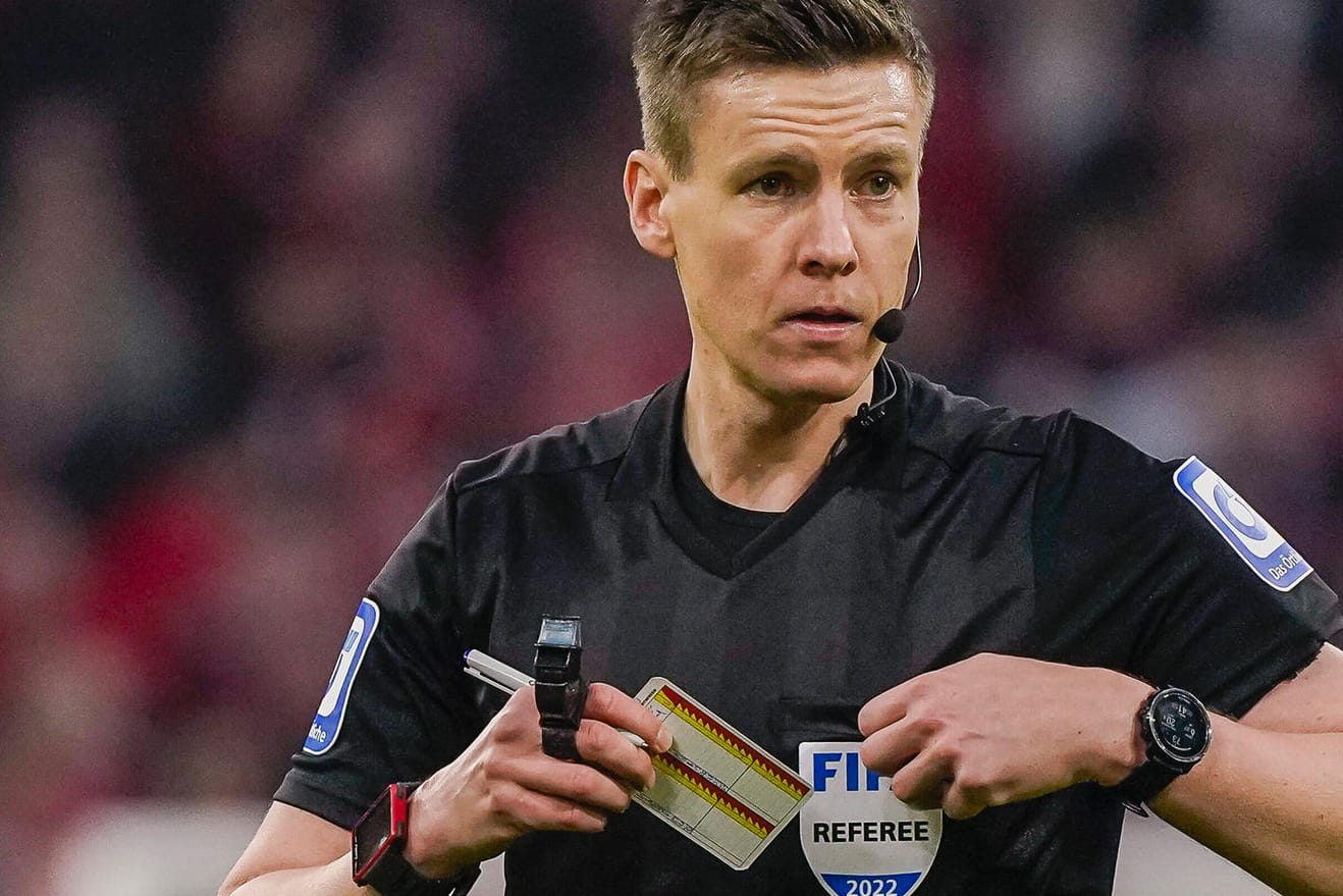 Daniel Siebert: Der Bundesliga-Schiedsrichter traf im Topspiel zwischen Bayern München und Borussia Dortmund eine falsche Entscheidung.