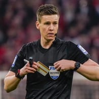 Daniel Siebert: Der Bundesliga-Schiedsrichter traf im Topspiel zwischen Bayern München und Borussia Dortmund eine falsche Entscheidung.